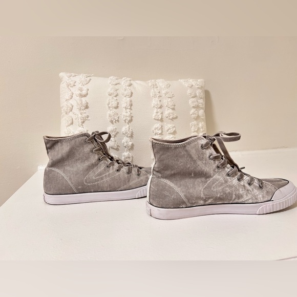Rare TRETORN Grey Velvet High Tops ladies size 9. - Picture 3 of 12